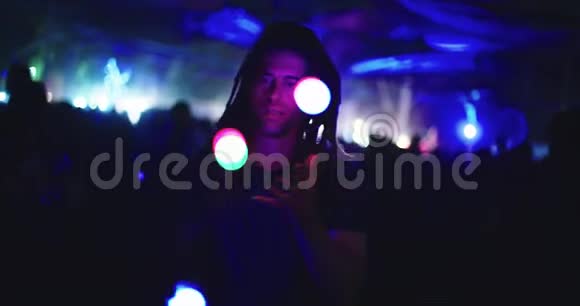 在晚上的派对上男人拿着光球混在一起视频的预览图