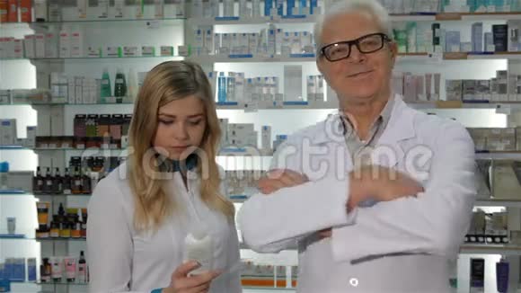两个药剂师在药店摆姿势视频的预览图