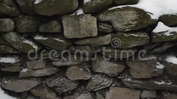 摄像机沿着天然石头墙栅栏移动视频的预览图