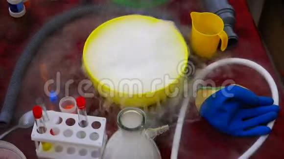 在化学实验室的桌子上烧瓶和试管是从实验中空运过来的视频的预览图