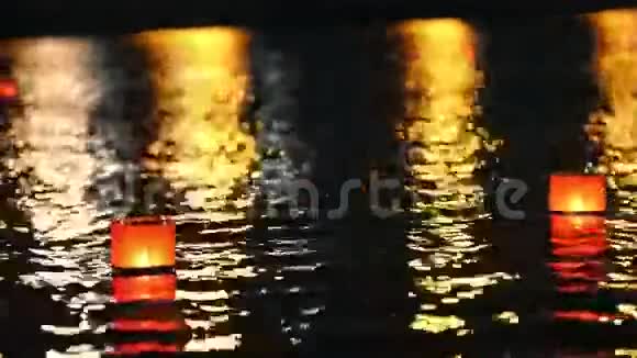 夜晚在城市河流上发光的灯笼浪漫的节日视频的预览图