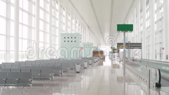空的机场候机厅大门没有人坐长凳视频的预览图