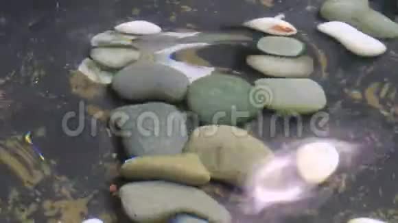 卵石穿过水面视频的预览图