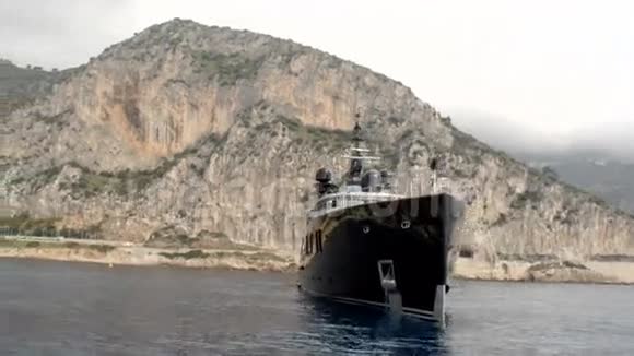 欧洲海滨小镇附近一艘漂亮的黑船视频的预览图