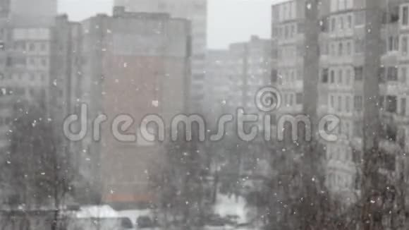 建筑物高落雪巨大的雪花暴风雪视频的预览图