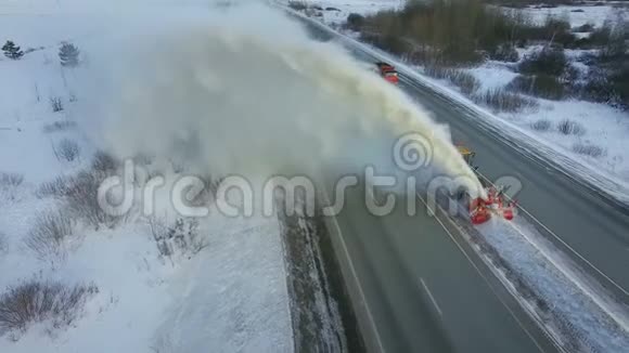 清除积雪积雪吹雪机降雪冬天道路公路上的特殊车辆凉爽视频的预览图