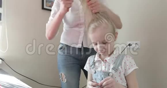 漂亮的母亲给女儿留了发型视频的预览图
