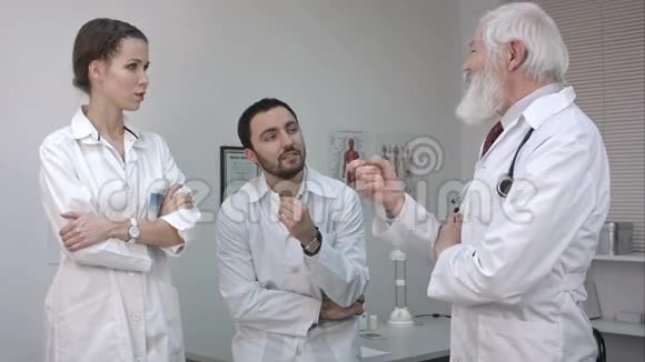 成熟的医生给同事们讲笑话视频的预览图