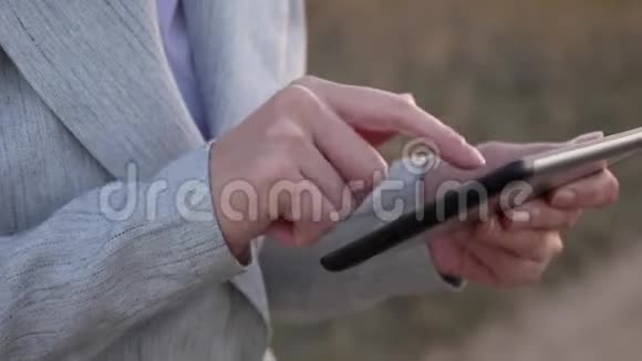 平板电脑智能手机的女孩触摸屏手指特写镜头女性手拿着平板电脑在里面查看电子邮件视频的预览图