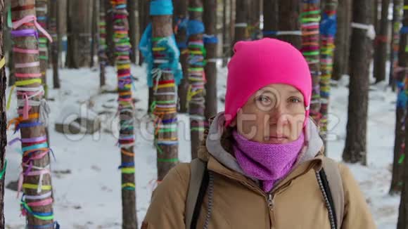 冬天森林里一个女孩带着彩带的画像视频的预览图