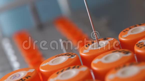 在医学实验室的特写镜头中机器人用针穿过一罐液体然后将其倒入一个试管中以便进一步视频的预览图