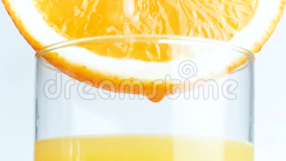 果汁在新鲜的橙片上在玻璃中流动4k镜头视频的预览图
