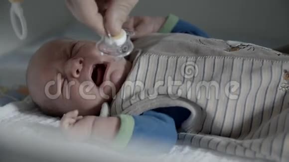哭泣的婴儿得到奶嘴视频的预览图