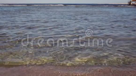 沙滩上蓝色的海浪视频的预览图