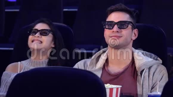 在电影院坐在两个女孩之间的男人视频的预览图