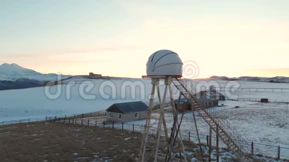 傍晚时分在北高加索的天文观测台以山为背景的空中观景视频的预览图
