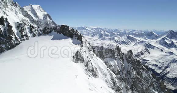 白朗山雪景在阳光明媚的日子里建立了登山雪活动高山冬季运动视频的预览图