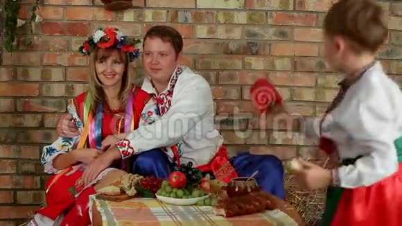 乌克兰民族家庭视频的预览图