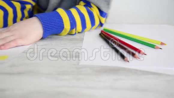 男孩用蓝色铅笔画画视频的预览图