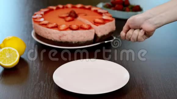 厨师把切片巧克力蛋糕和草莓慕斯放在盘子里视频的预览图