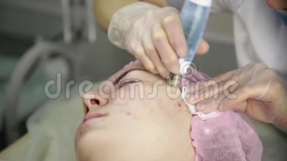有皮肤问题的年轻女性用医疗设备做美容视频的预览图