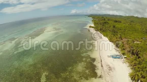 用船鸟瞰博霍尔海岸岛空中飞行菲什耶景色菲律宾视频的预览图