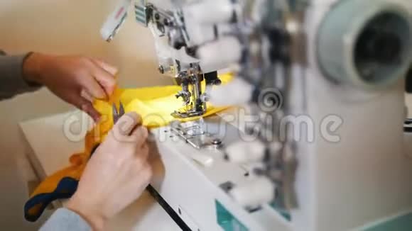做衣服女人在缝纫机上工作注意布料视频的预览图
