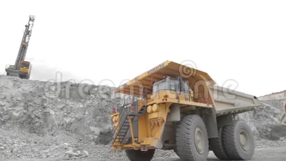 钻机和两辆重型自卸卡车视频的预览图