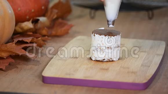 糕点厨师用奶油填充迷你蛋糕做南瓜迷你蛋糕视频的预览图