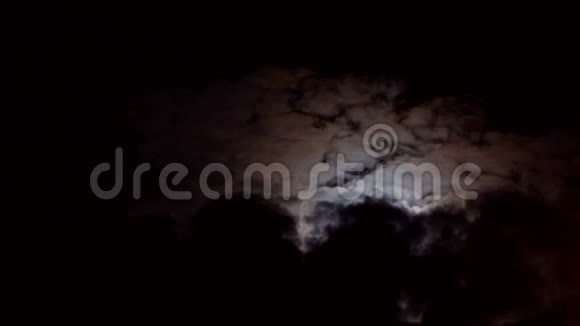 月亮下山了穿过云层的新月真漂亮高清视频的预览图