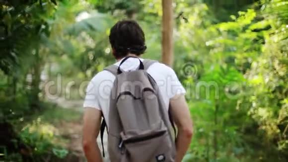 年轻的背包客穿过美丽的丛林1920x1080视频的预览图