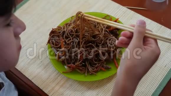 男孩用筷子吃荞面4k慢镜头拍摄视频的预览图