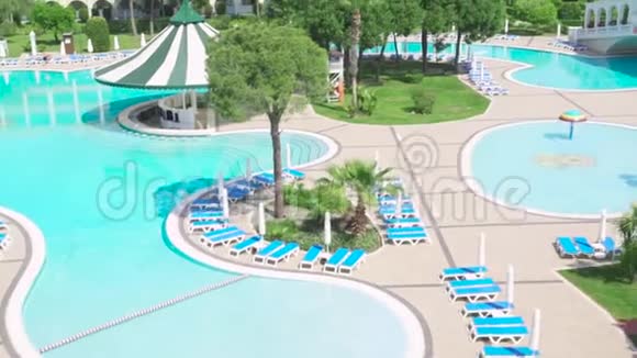 带酒店综合体的热带奇妙游泳池录像阳光明媚的一天在昂贵的豪华酒店的游泳池视频的预览图