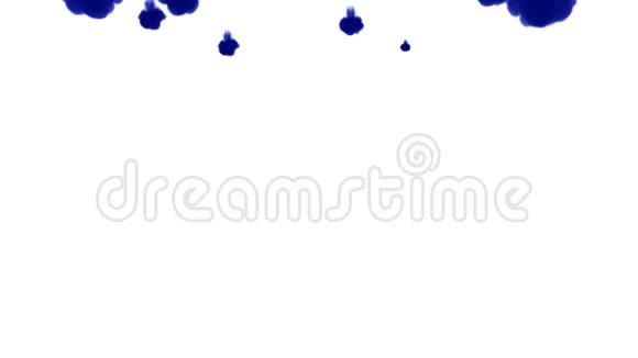 大量的孤立的蓝色墨水注入蓝色颜料在水中混合以缓慢的运动拍摄使用inky背景或视频的预览图