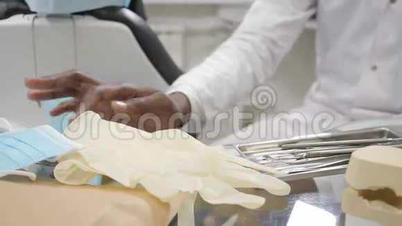 戴上医用口罩年轻的非裔美国男医生牙医医学健康口腔医学理念牙医视频的预览图