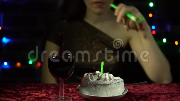 一个迷人的女人独自庆祝节日视频的预览图