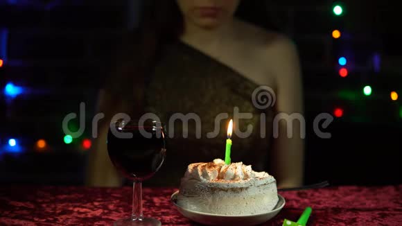 一个迷人的女人独自庆祝节日视频的预览图