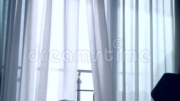 窗上一层透明的帘子被风轻轻地移动着阳光4k视频的预览图
