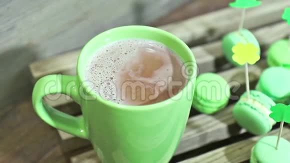 绿杯热巧克力和绿苹果视频的预览图