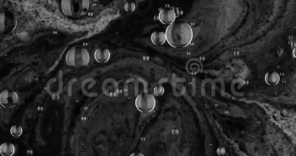 墨水在水下旋转液体油漆气泡图案的移动表面颜料滴在水中混合视频的预览图
