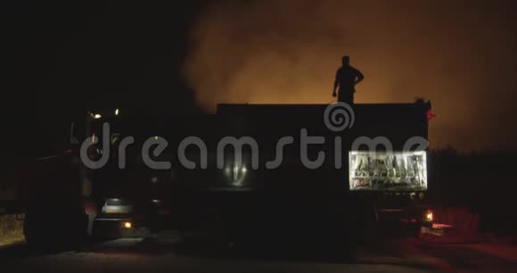 背景燃烧场上有闪光灯的消防车视频的预览图