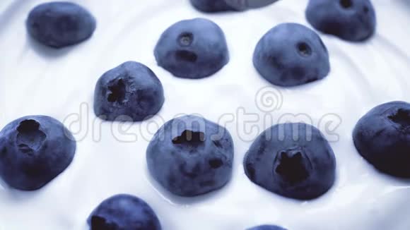 用勺子吃蓝莓和奶油水果背景4k视频的预览图