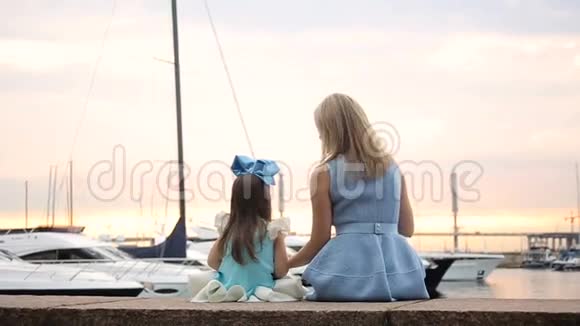 母亲和小女儿坐了三年向船挥手视频的预览图