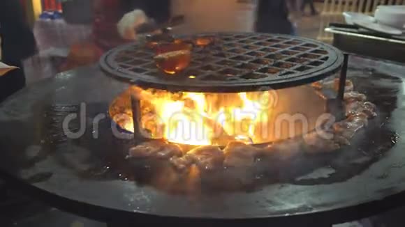 街上的快餐肉鸡肉和蔬菜在热烘烘的烤炉上炒视频的预览图