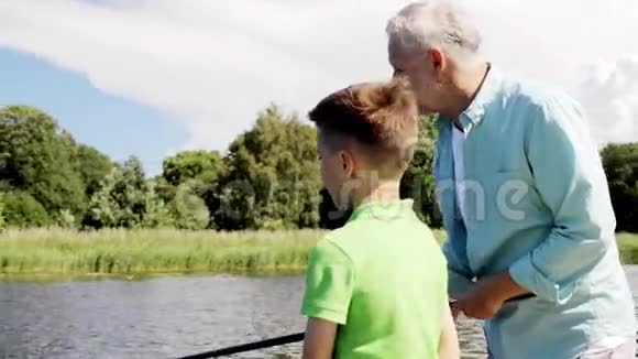 祖父和孙子在河泊4钓鱼视频的预览图