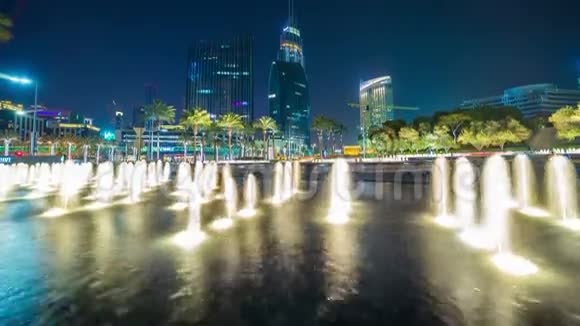 阿联酋迪拜商业区的延时喷泉视频的预览图