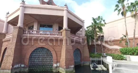 热带现代建筑和海边码头巴哈马视频的预览图