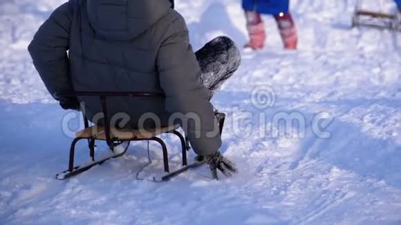 孩子们滑下一座雪山慢动作视频的预览图