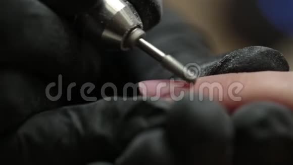 美容店的五金修甲特写镜头美甲医生正在用电指甲锉刀修指甲视频的预览图