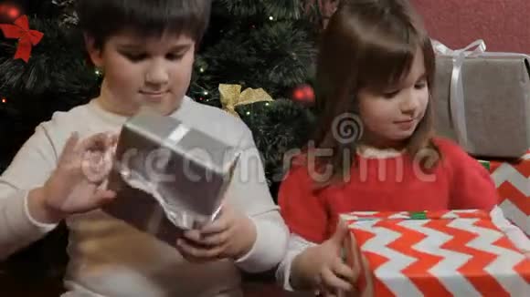 孩子们手里拿着礼品盒视频的预览图